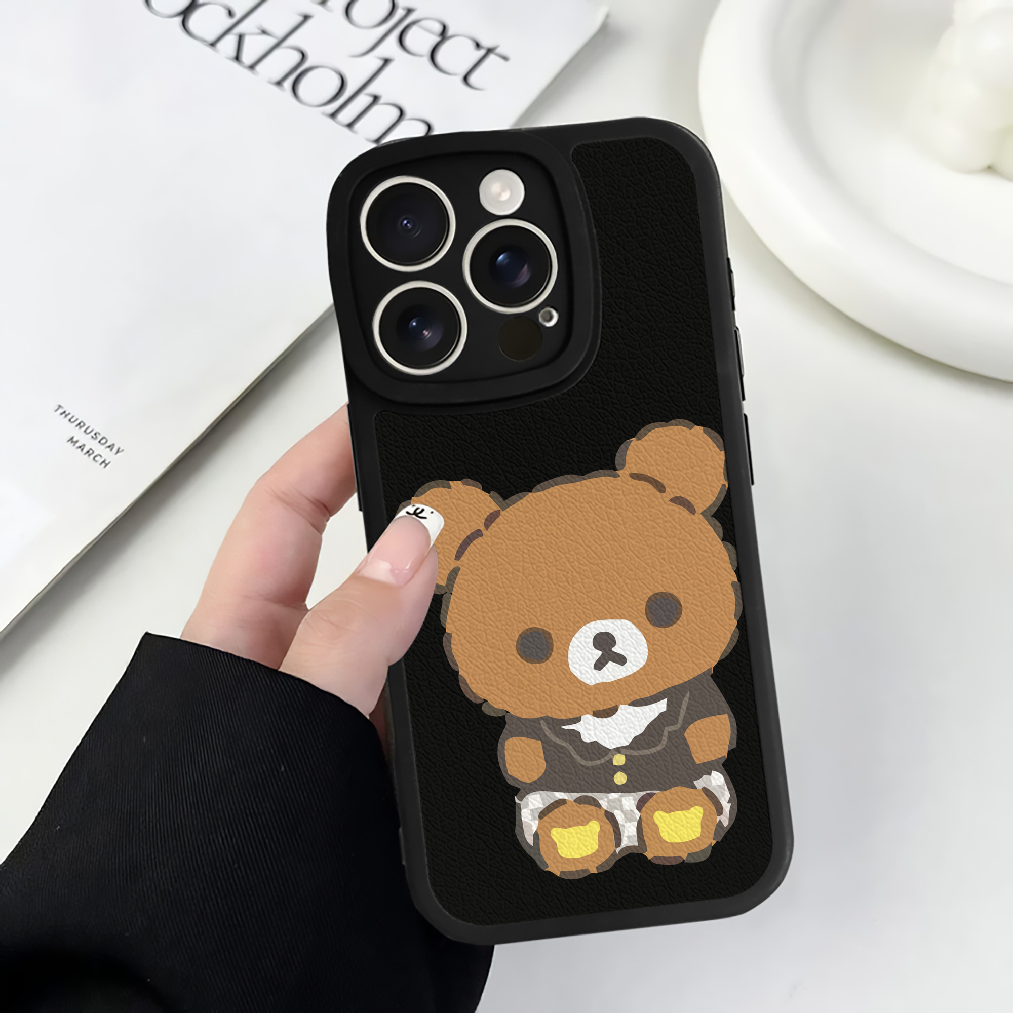（画像用） リラックマ リラックマ キイロイトリ Rilakkuma Korilakkuma Kiiroitori 【iPhone 16シリーズ対応】シリコンスマホケース（レザー調） 材質：シリコン
